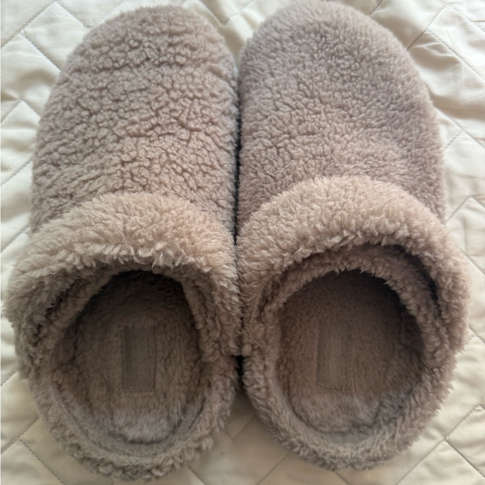 Cozy Crocs Men’s Fleece Slippers